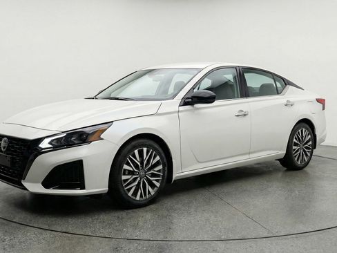 Used 2025 Nissan Altima 2.5 SV image 3