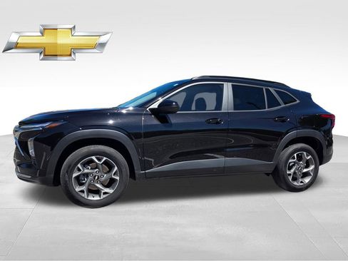 Used 2025 Chevrolet Trax LT w/ Driver Confidence Package FWD image 3