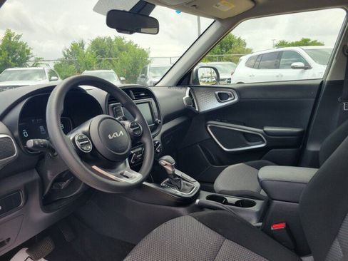 Used 2023 Kia Soul LX w/ LX Technology Package FWD image 8