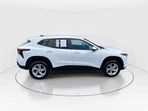 Used 2025 Chevrolet Trax LS w/ LS Convenience Package FWD image 9