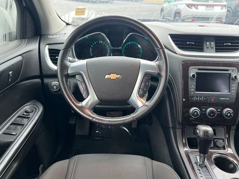 Used 2017 Chevrolet Traverse LT image 17