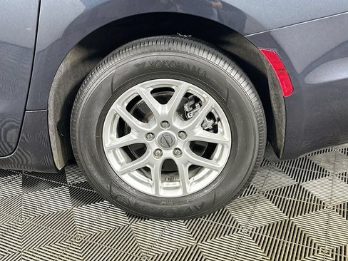 Used 2021 Chrysler Pacifica Touring-L FWD image 34