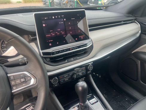 Used 2025 Jeep Compass Limited image 17