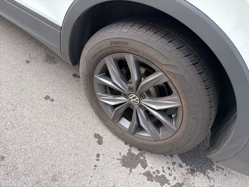 Used 2022 Volkswagen Tiguan SE w/ Panoramic Sunroof Package image 25