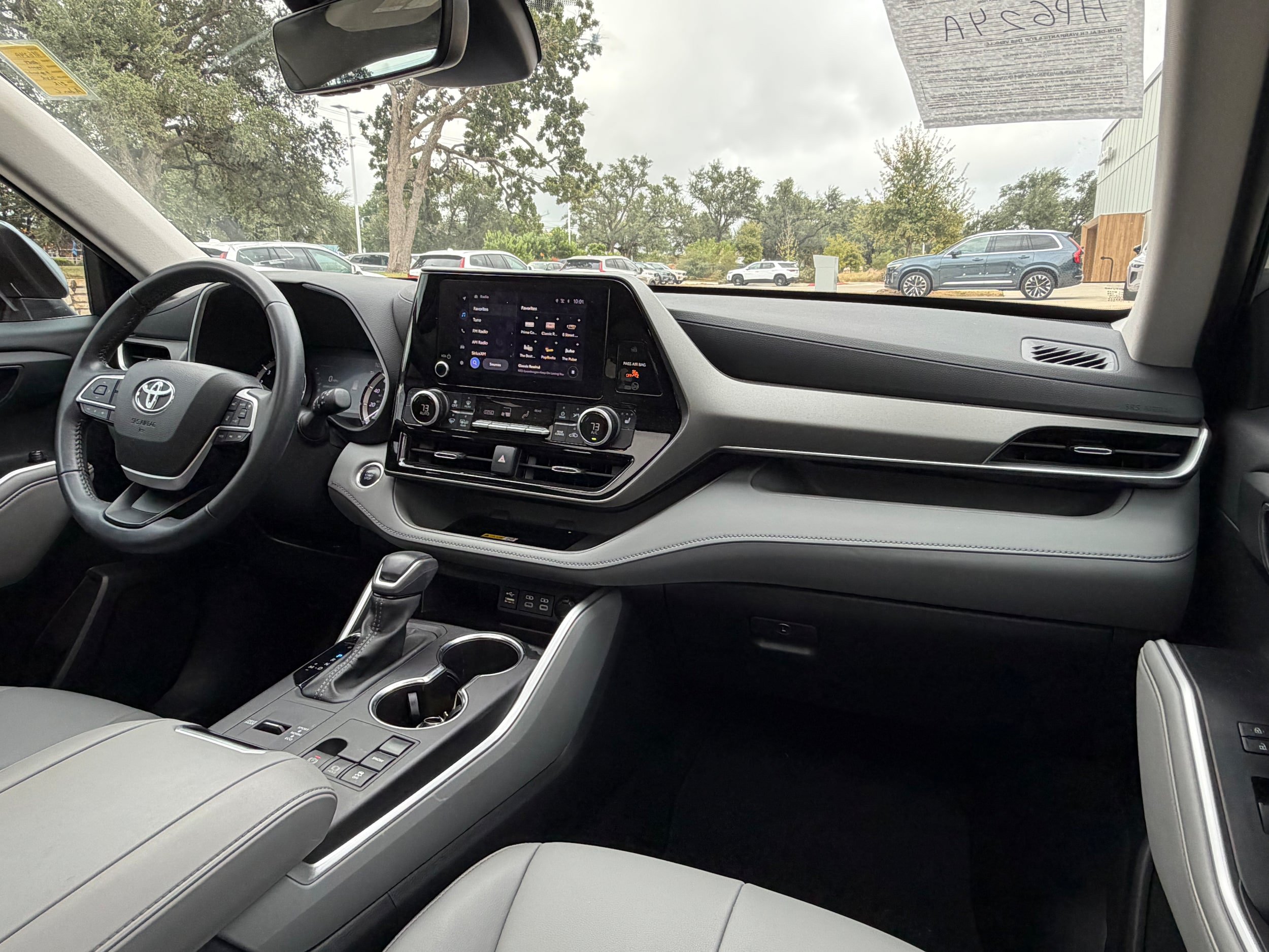Used 2024 Toyota Highlander XLE FWD image 14