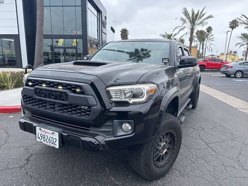 Used 2017 Toyota Tacoma TRD Sport RWD image 2