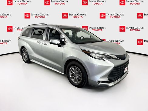 Used 2023 Toyota Sienna XLE FWD image 3