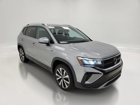 Used 2024 Volkswagen Taos SE FWD image 3