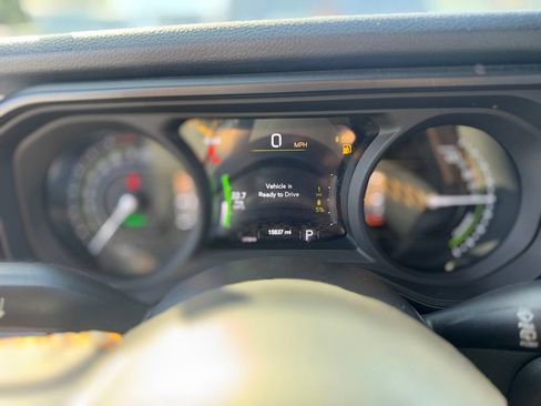 Used 2024 Jeep Wrangler Unlimited w/ Convenience Group AWD/4WD image 16