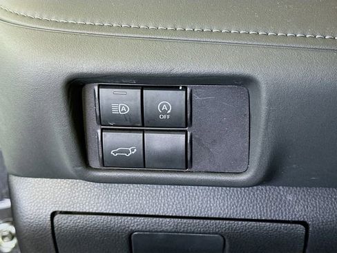 Used 2024 Toyota Highlander XLE image 11