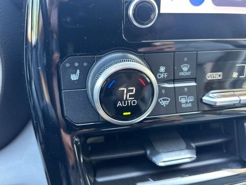 Used 2023 Toyota Highlander XLE FWD image 19