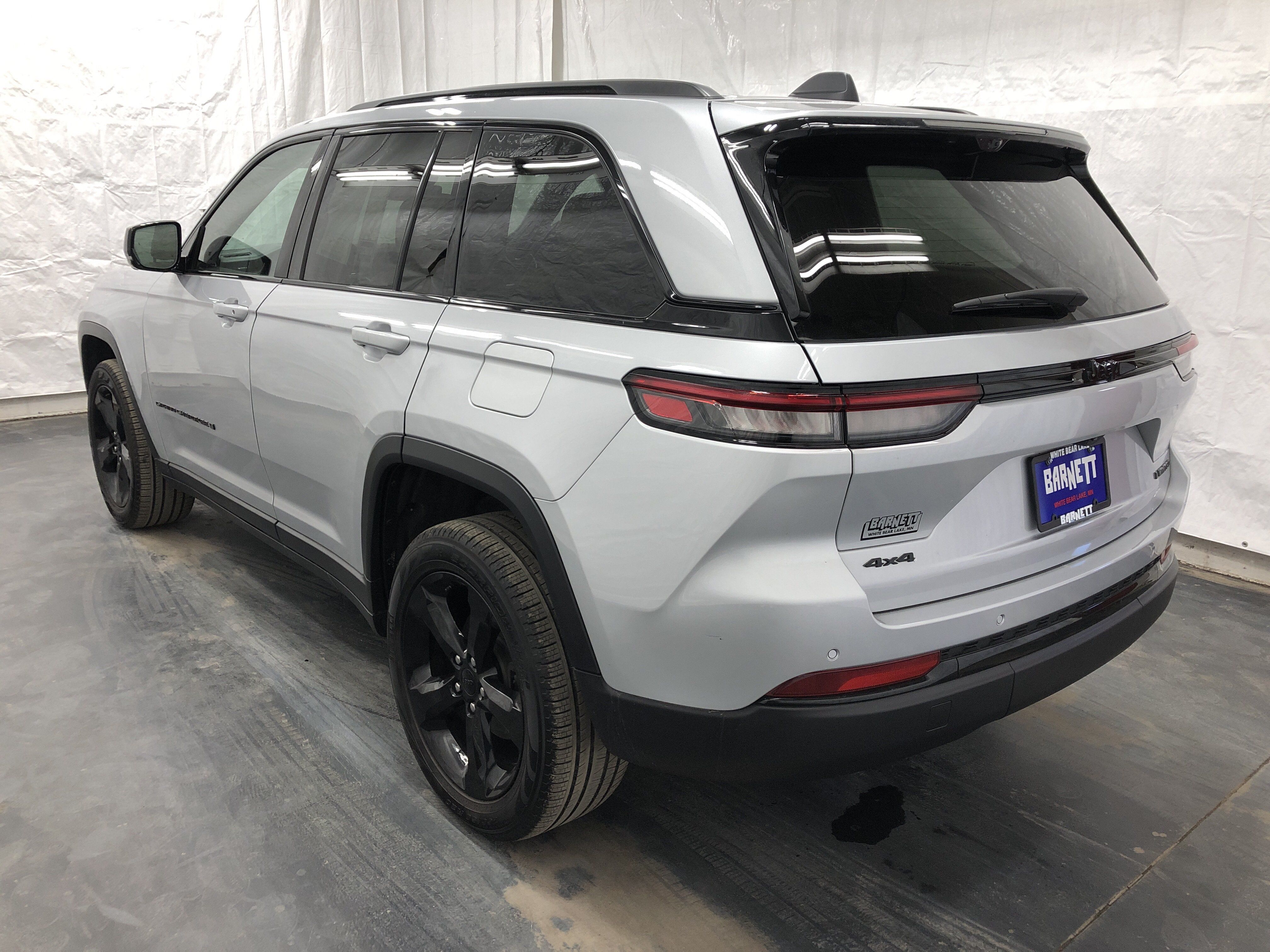 Certified 2024 Jeep Grand Cherokee Limited w/ Luxury Tech Group II AWD/4WD image 6