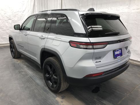 Certified 2024 Jeep Grand Cherokee Limited w/ Luxury Tech Group II image 6