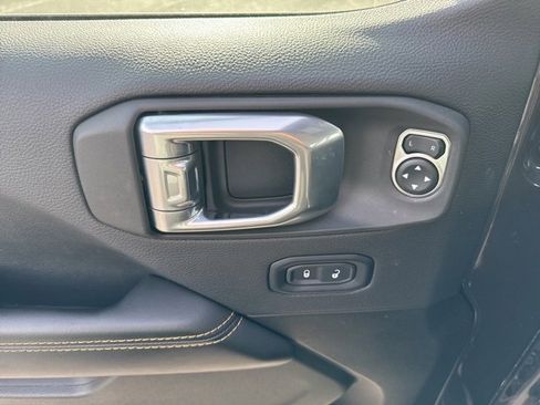 Used 2025 Jeep Wrangler Sahara image 18