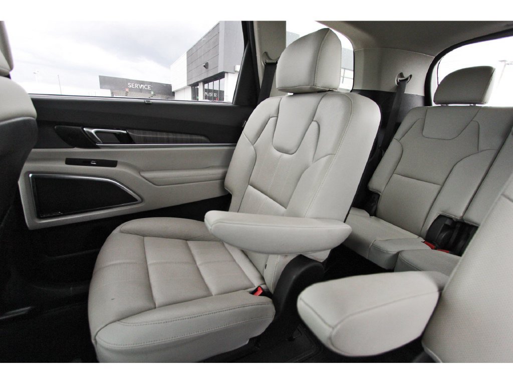 Used 2024 Kia Telluride SX w/ Towing Package FWD image 12