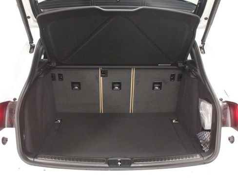 Certified 2022 Porsche Macan AWD/4WD image 27
