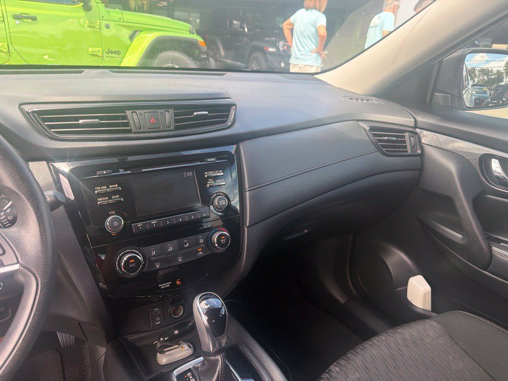 Used 2017 Nissan Rogue S w/ S Appearance Package FWD image 14