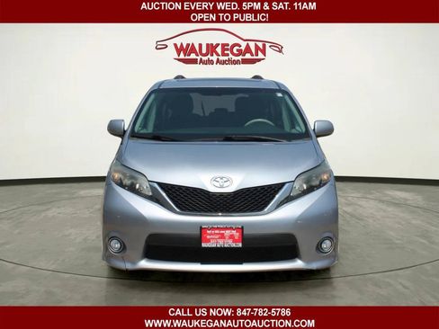 Used 2011 Toyota Sienna SE w/ Preferred Pkg FWD image 2