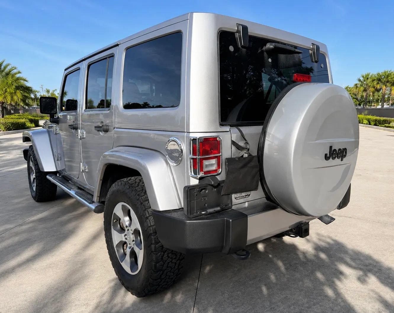 Used 2016 Jeep Wrangler Unlimited Sahara w/ Mopar Chrome Edition Group AWD/4WD image 9
