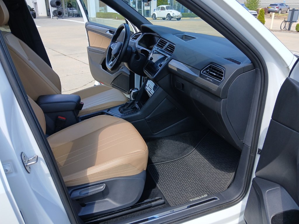 Used 2024 Volkswagen Tiguan SE R-Line w/ MDO Package, Three-Row FWD image 27