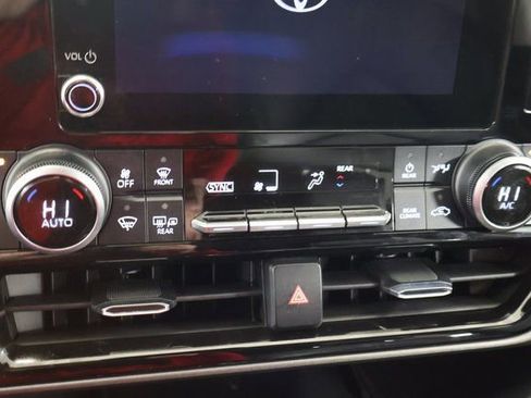 Certified 2023 Toyota Highlander XLE image 25