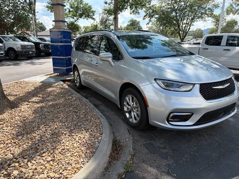 Used 2022 Chrysler Pacifica Touring-L AWD/4WD image 11