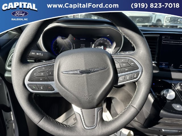Used 2025 Chrysler Pacifica Select FWD image 24