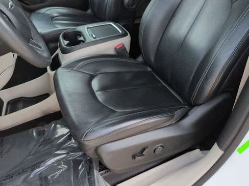Used 2022 Chrysler Pacifica Touring-L FWD image 15
