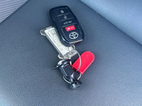 Used 2025 Toyota Camry SE image 18