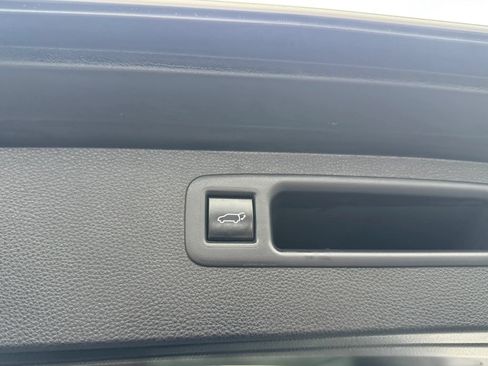 Used 2021 Toyota Highlander XLE AWD/4WD image 36