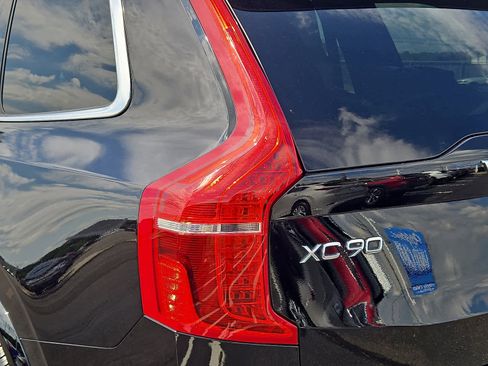 Used 2025 Volvo XC90 B5 Core image 11