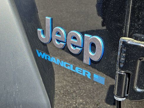 Used 2023 Jeep Wrangler Unlimited w/ Cold Weather Group image 9