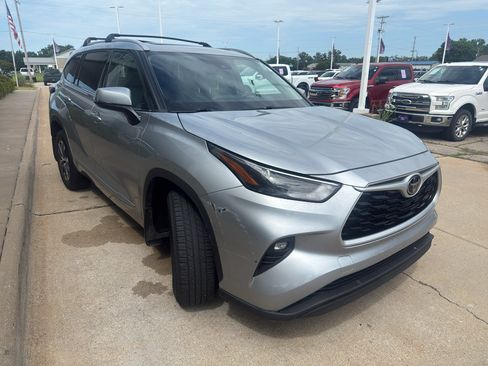 Used 2022 Toyota Highlander XLE AWD/4WD image 4