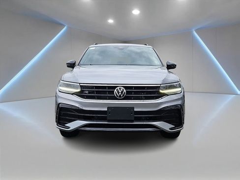 Certified 2022 Volkswagen Tiguan SE R-Line image 2