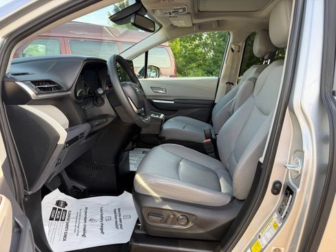 Used 2023 Toyota Sienna XLE w/ XLE Plus Package FWD image 12