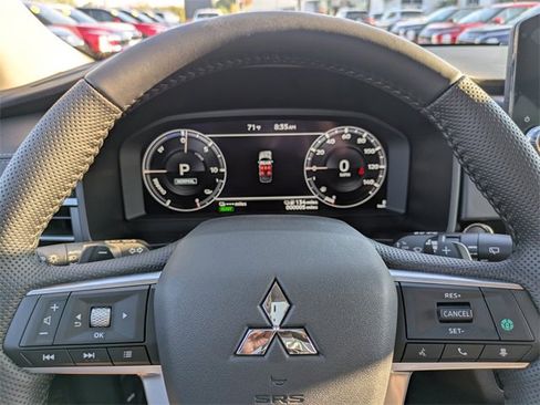 New 2025 Mitsubishi Outlander SE image 28