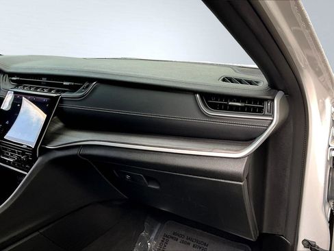 Certified 2024 Jeep Grand Cherokee Limited image 17