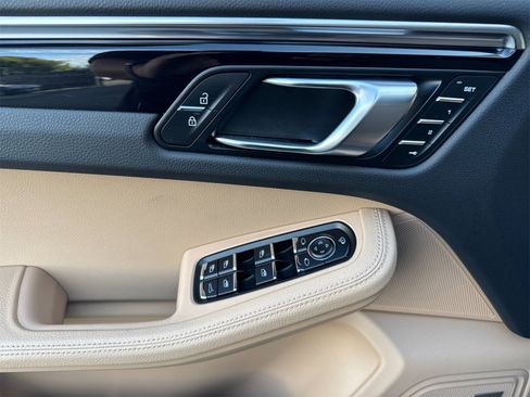 Used 2023 Porsche Macan image 12