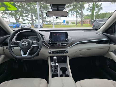 Used 2025 Nissan Altima 2.5 SV FWD image 12