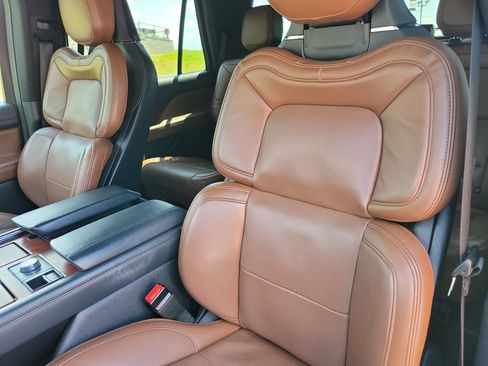 Used 2023 Lincoln Navigator Reserve image 6