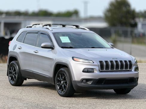 Used 2017 Jeep Cherokee Latitude FWD image 1