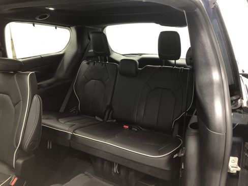 Certified 2025 Chrysler Pacifica Limited image 11