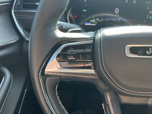 Used 2024 Jeep Grand Cherokee Overland w/ Advanced Protech Group III image 21