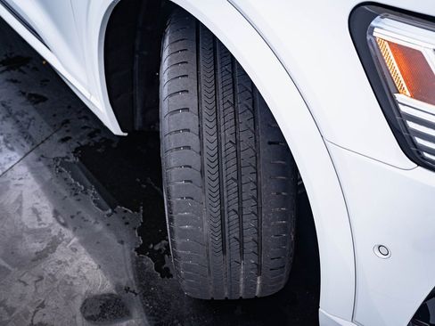 Used 2022 Audi e-tron Premium w/ Convenience Plus Package image 40