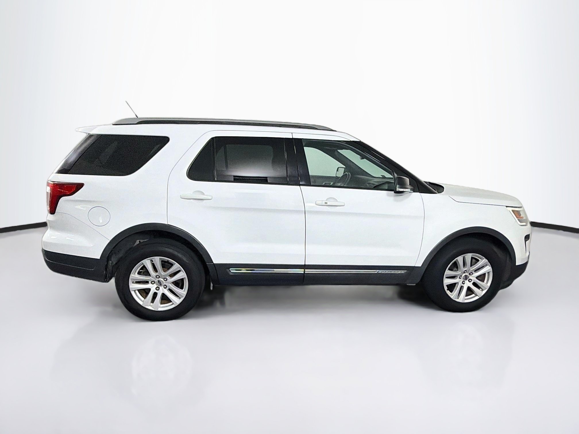 Used 2018 Ford Explorer XLT w/ Equipment Group 201A AWD/4WD image 10