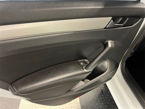 Used 2022 Volkswagen Passat 2.0T SE image 17