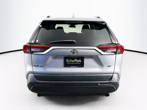 Used 2021 Toyota RAV4 LE FWD image 7