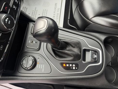 Used 2019 Jeep Cherokee Latitude Plus AWD/4WD image 23