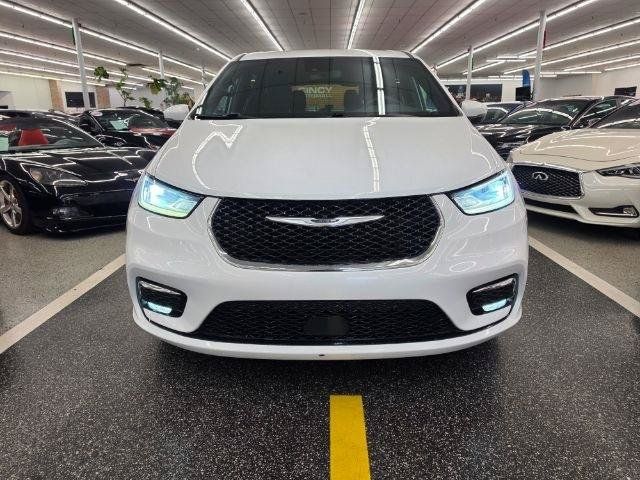 Used 2023 Chrysler Pacifica Touring FWD image 3