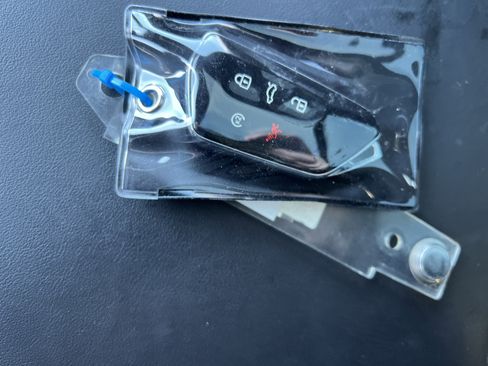 Certified 2025 Volkswagen Atlas Cross Sport SE w/ Panoramic Sunroof Package image 33